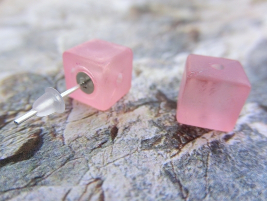 Ohrstecker hellrosa Würfel Quadrat Crushed Ice